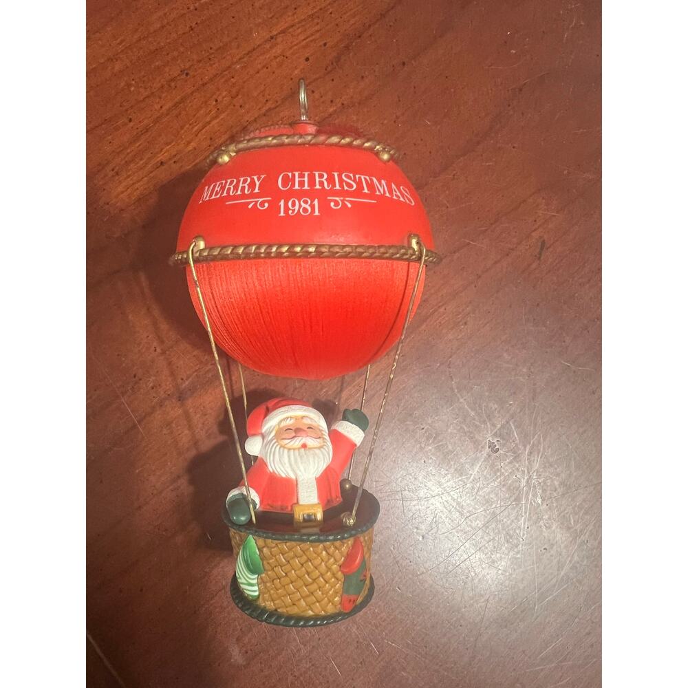 Vtg Santa hot air balloon merry Christmas  1981 Ornament
